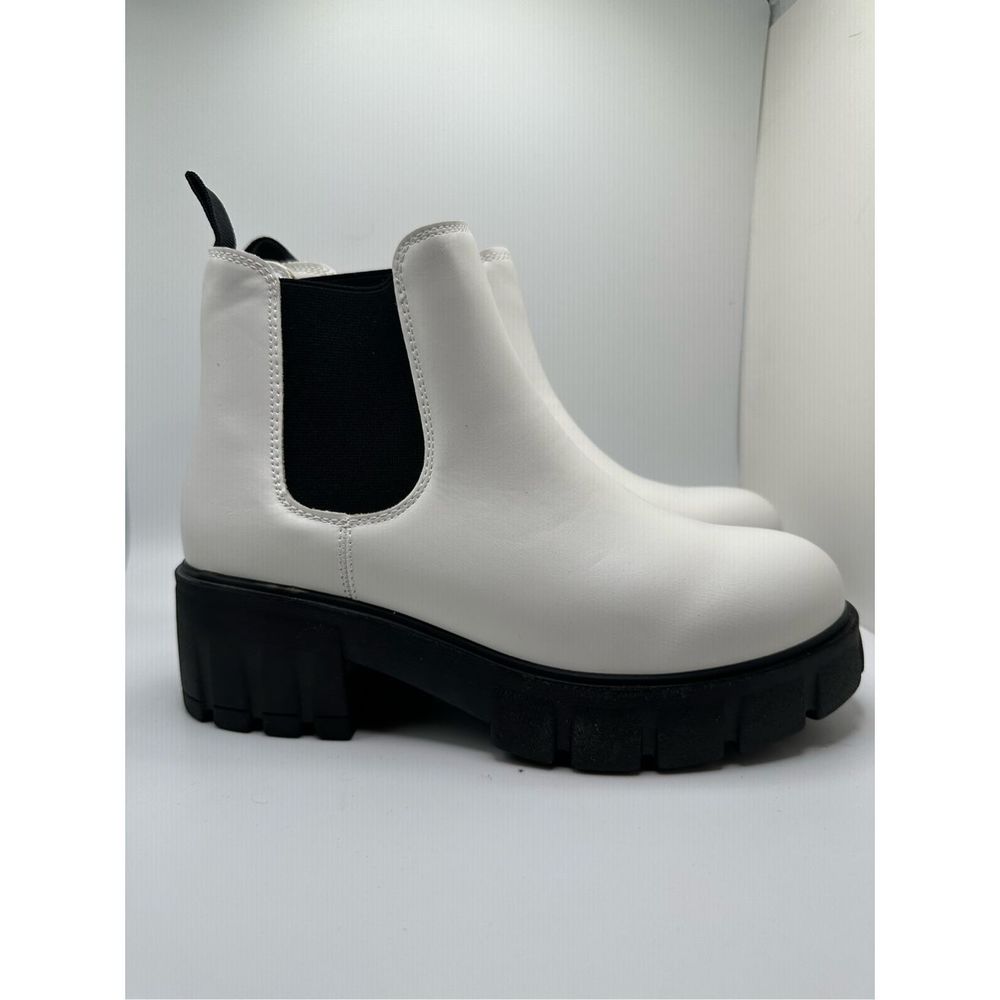CUSHIONAIRE Women's slip on chelsea boot +Memory Foam 7 WHITE